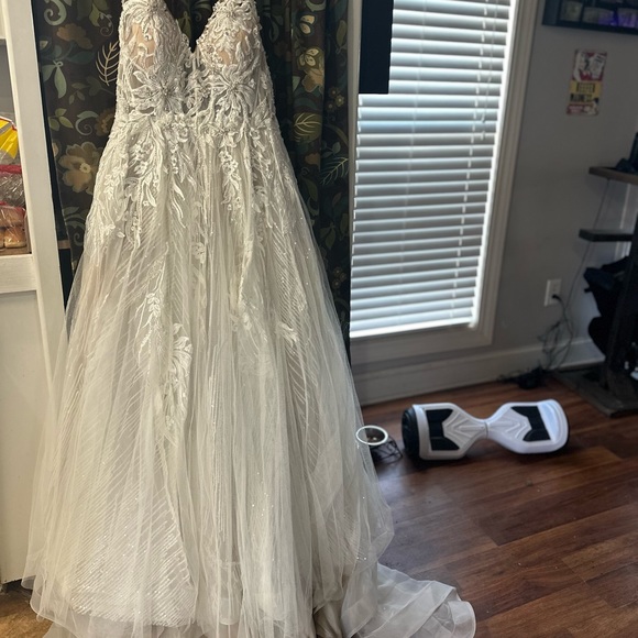 Beautiful Galina signature wedding dress - Picture 3 of 8